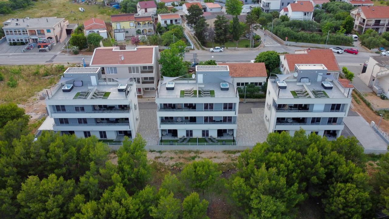 Number One Apartments Vir Eksteriør bilde