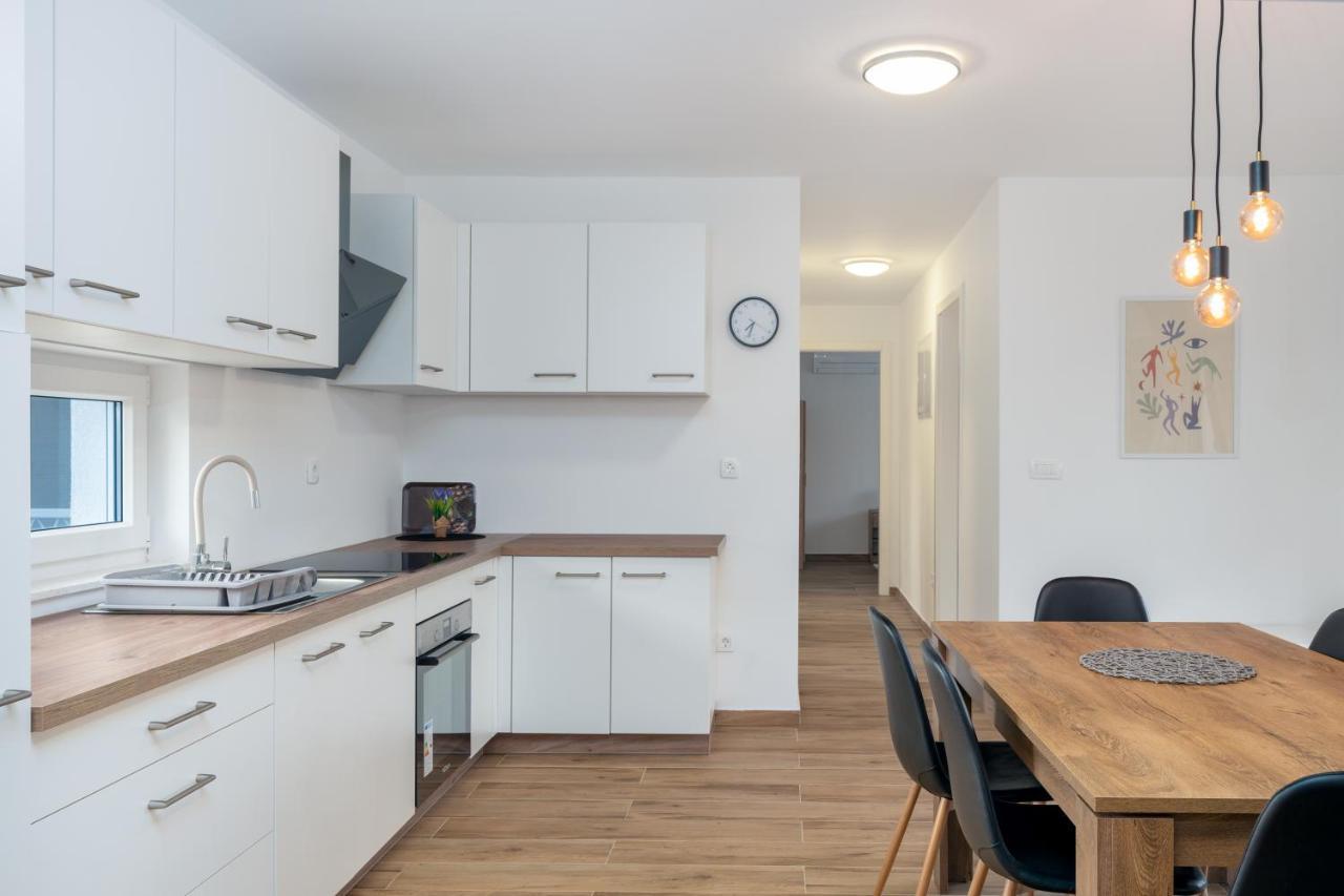 Number One Apartments Vir Eksteriør bilde