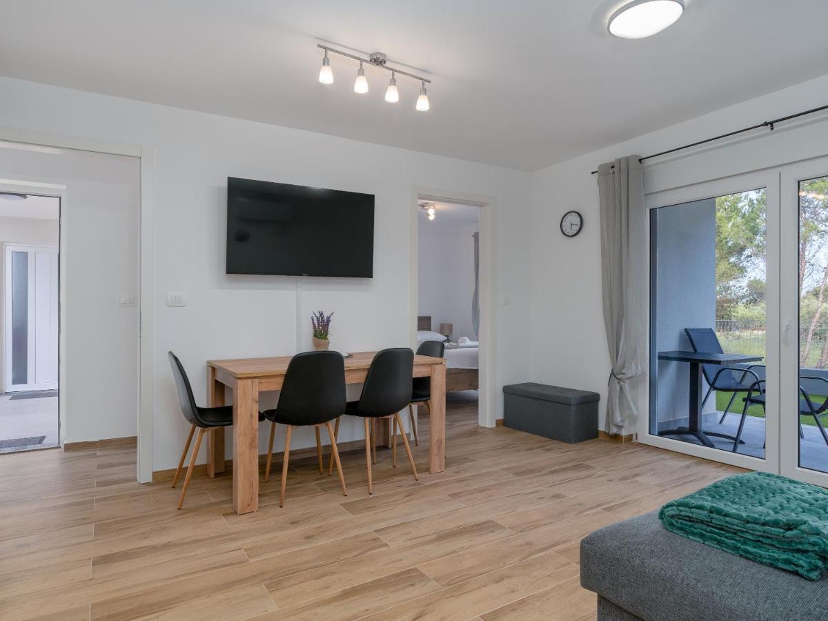 Number One Apartments Vir Eksteriør bilde
