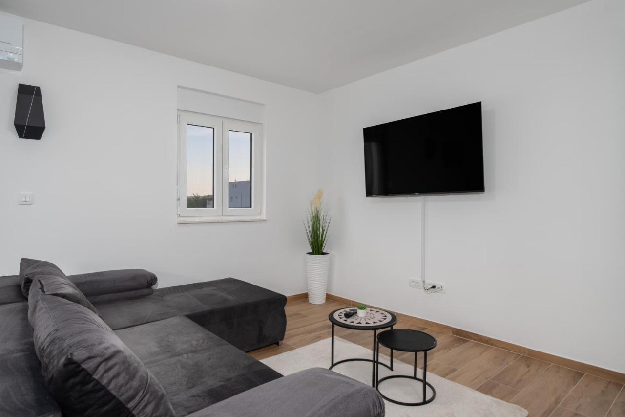 Number One Apartments Vir Eksteriør bilde